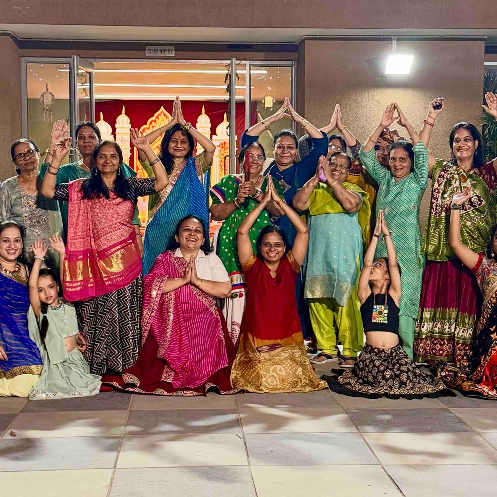 મારી સોસાયટી મારી નવરાત્રિ:સેટેલાઇટના અભિજ્યોત ગ્રીન્સમાં ચોથા નોરતાની ઉજવણી, રહીશોએ પરંપરાગત ગરબાની રમઝટ માણી, નાસ્તામાં ખસ્તા કચોરી પીરસી