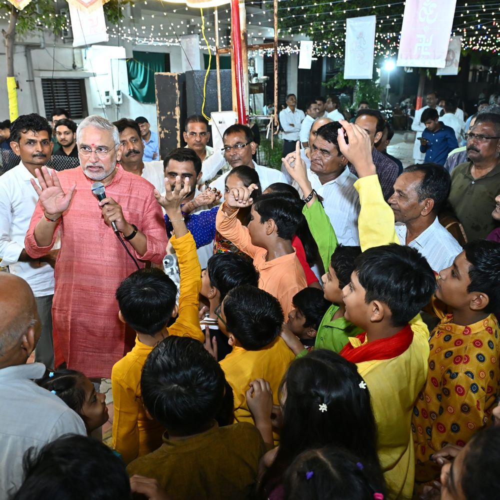 મારી સોસાયટી મારી નવરાત્રિ:ભાજપ અધ્યક્ષ જગદીશ વિશ્વકર્માએ નવરાત્રીમાં માતાજીની આરતી ઉતારી, નિકોલની સ્વસ્તિક સરિતા સોસાયટીમાં ચોથા નોરતે હાજર રહી બાળકોનો ઉત્સાહ વધાર્યો