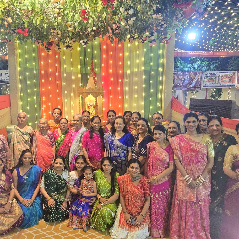 મારી સોસાયટી મારી નવરાત્રિ:પ્રતિષ્ઠા72માં નવરાત્રીના ચોથા દિવસે ગરબાનો રંગ જામ્યો, નારણપુરામાં ઉત્સવનો માહોલ, રહીશોએ ઉત્સાહથી ભાગ લીધો