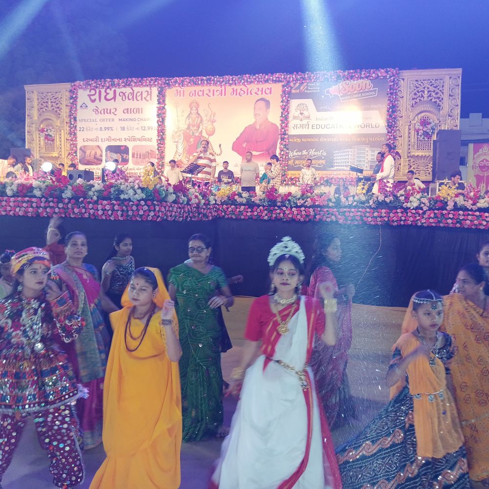 મોરબીની માઁ ગરબીમાં બહેનો માટે વિનામૂલ્યે ગરબા:છેલ્લા 27 વર્ષથી ઉમા ટાઉનશિપ સામે આયોજન; સ્ટેજ પરથી માત્ર માતાજીના ગરબા ગવાય છે