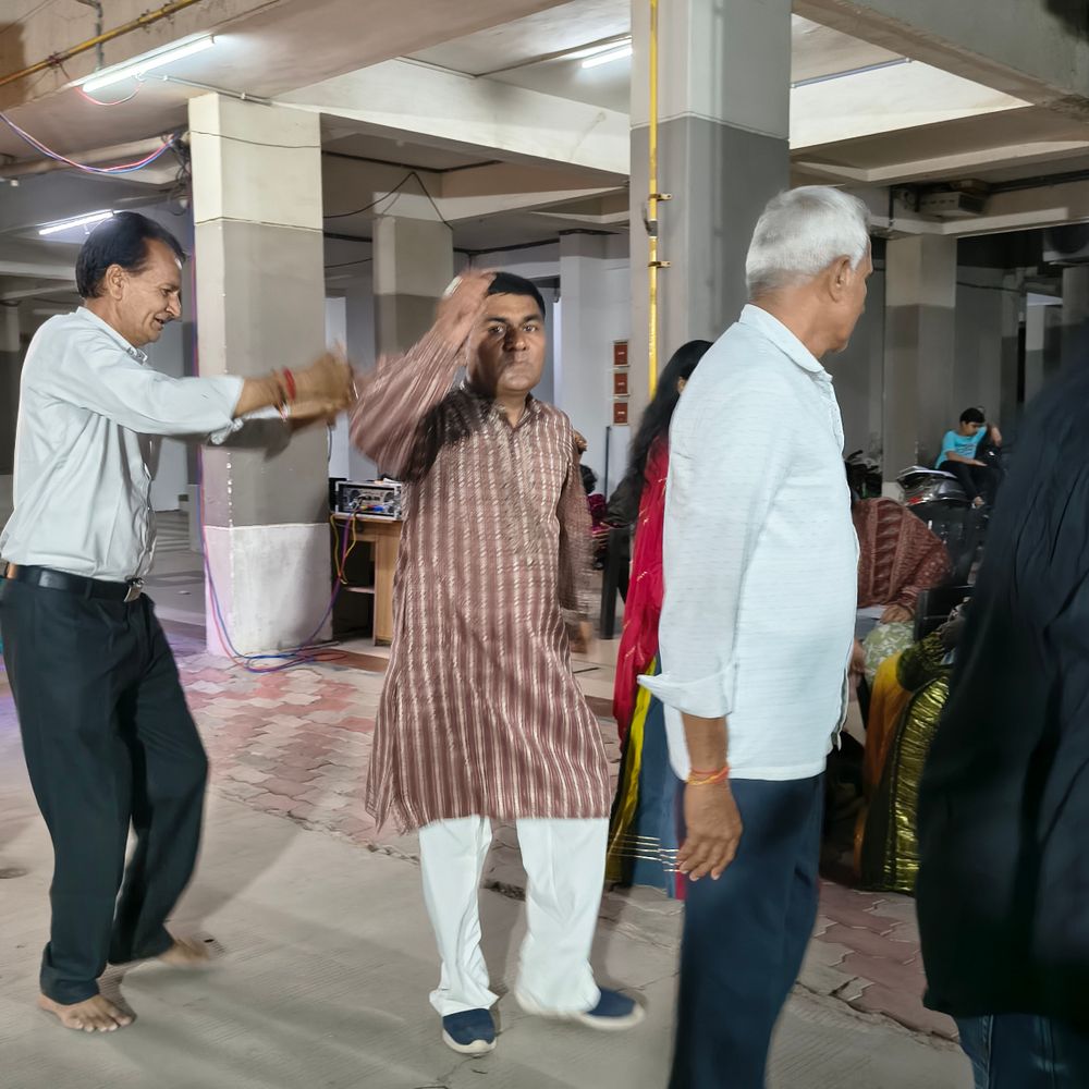 મારી સોસાયટી મારી નવરાત્રિ:સહજાનંદ હાર્મોની સોસાયટીમાં નવરાત્રી ગરબાનું આયોજન, ખેલૈયાઓ, બાળકો અને તમામ સદસ્યોએ ભક્તિ અને ઉત્સાહ સાથે નવરાત્રીની ઉજવણી કરી, આનંદનો માહોલ છવાયો
