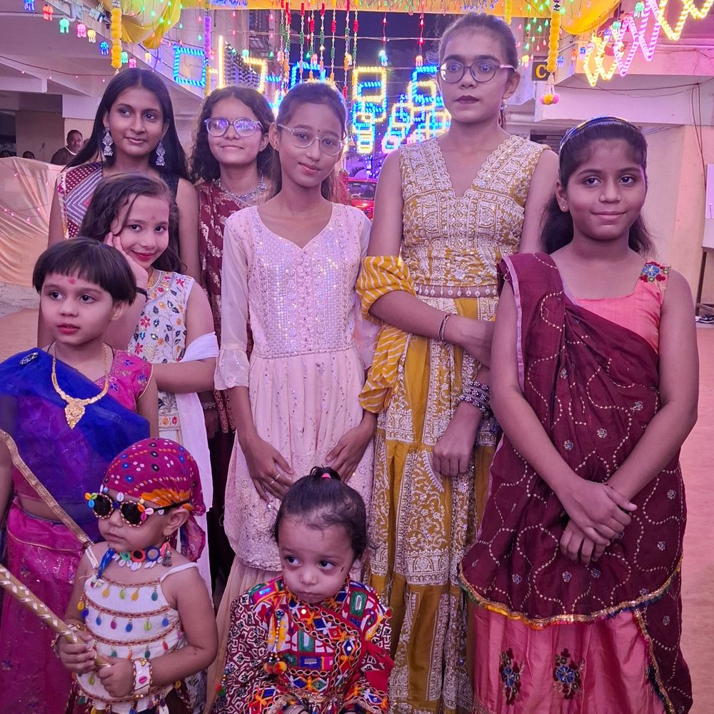 મારી સોસાયટી મારી નવરાત્રિ:વેજલપુરની સોસાયટીમાં નવરાત્રિ પર્વ નિમિત્તે ગરબાનું આયોજન, સેટેલાઈટ સુંદરવન સોસાયટીના સભ્યોએ પરંપરાગત વેશભૂષા સાથે ભાગ લીધો