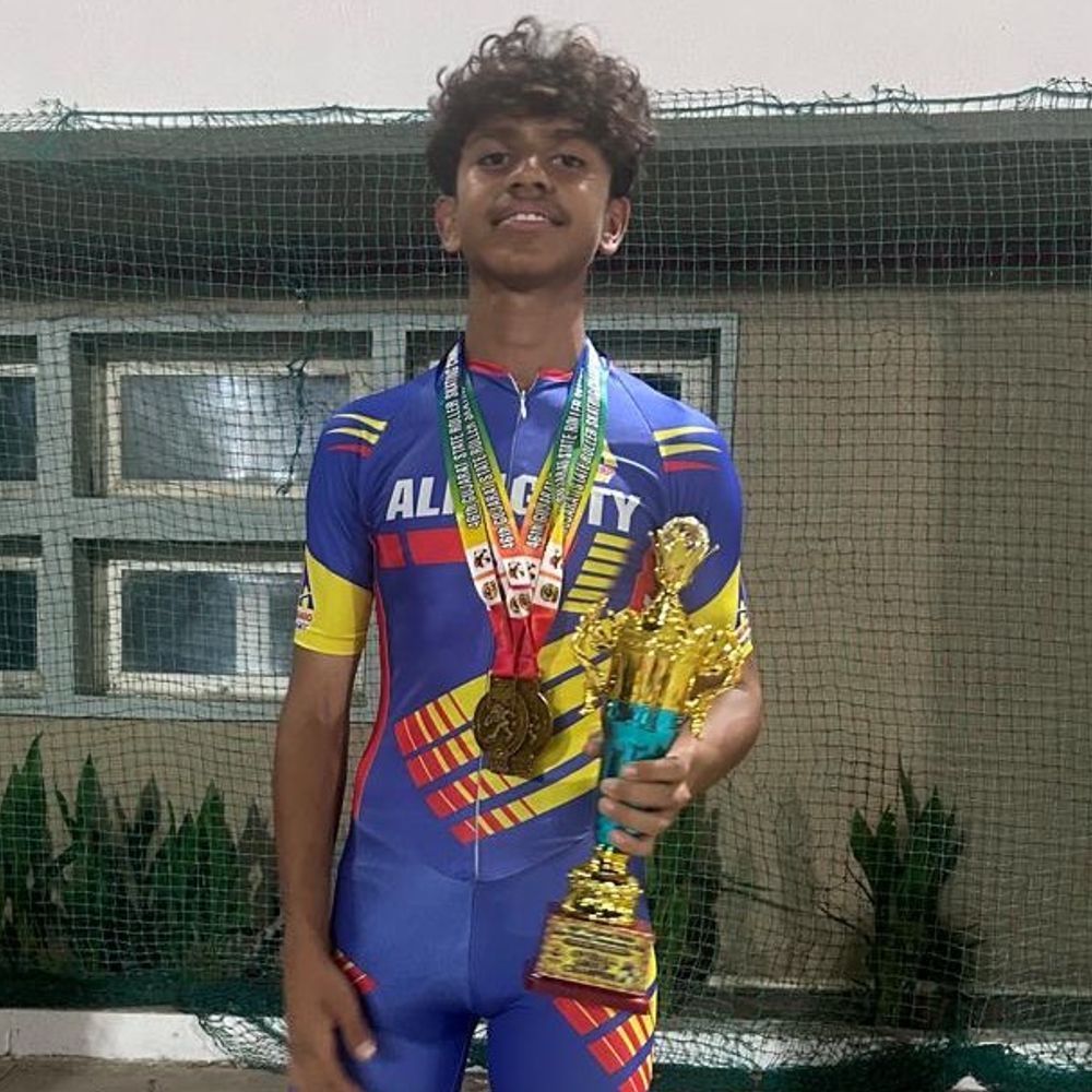 ભરૂચના આરવ પટેલે રાજ્યકક્ષાની સ્કેટિંગ સ્પર્ધામાં 3 ગોલ્ડ મેડલ જીત્યા:15થી 18 વર્ષના વયજૂથમાં ઓવરઓલ ગ્રુપ ચેમ્પિયન ટ્રોફી પણ જીતી