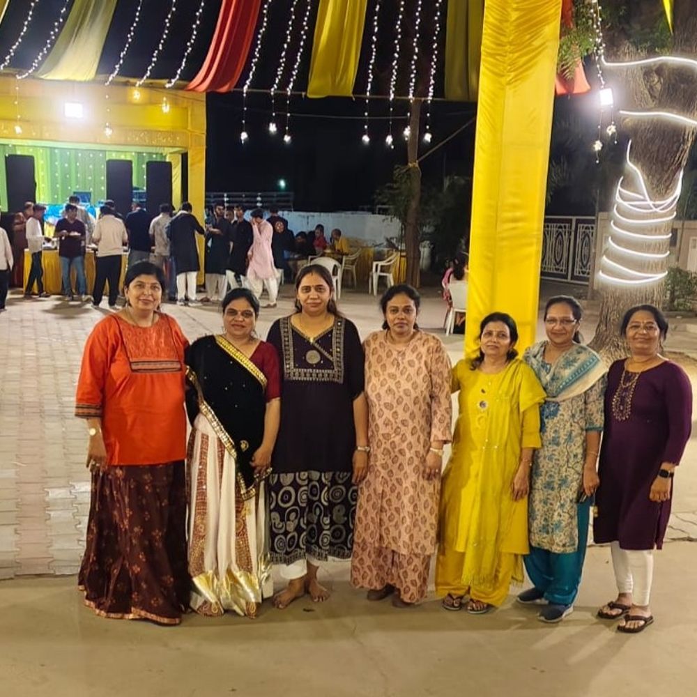 મારી સોસાયટી મારી નવરાત્રિ:ઘાટલોડીયાના કે કે નગરમાં બાળકો અને વડીલોએ ગરબા રમ્યા, નવરાત્રી પર્વની ઉજવણીમાં દાંડિયા રાસનું પણ આયોજન કરાયું