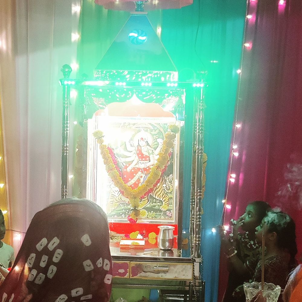 મારી સોસાયટી મારી નવરાત્રિ:જોધપુર સેટેલાઇટમાં વિવેકાનંદ એરાઇસના ગરબામાં ખેલૈયાઓ ઝૂમ્યા, ચોથા નોરતે ઢોલીડાના તાલે પરંપરાગત વેશભૂષામાં મચાવી ધમાલ