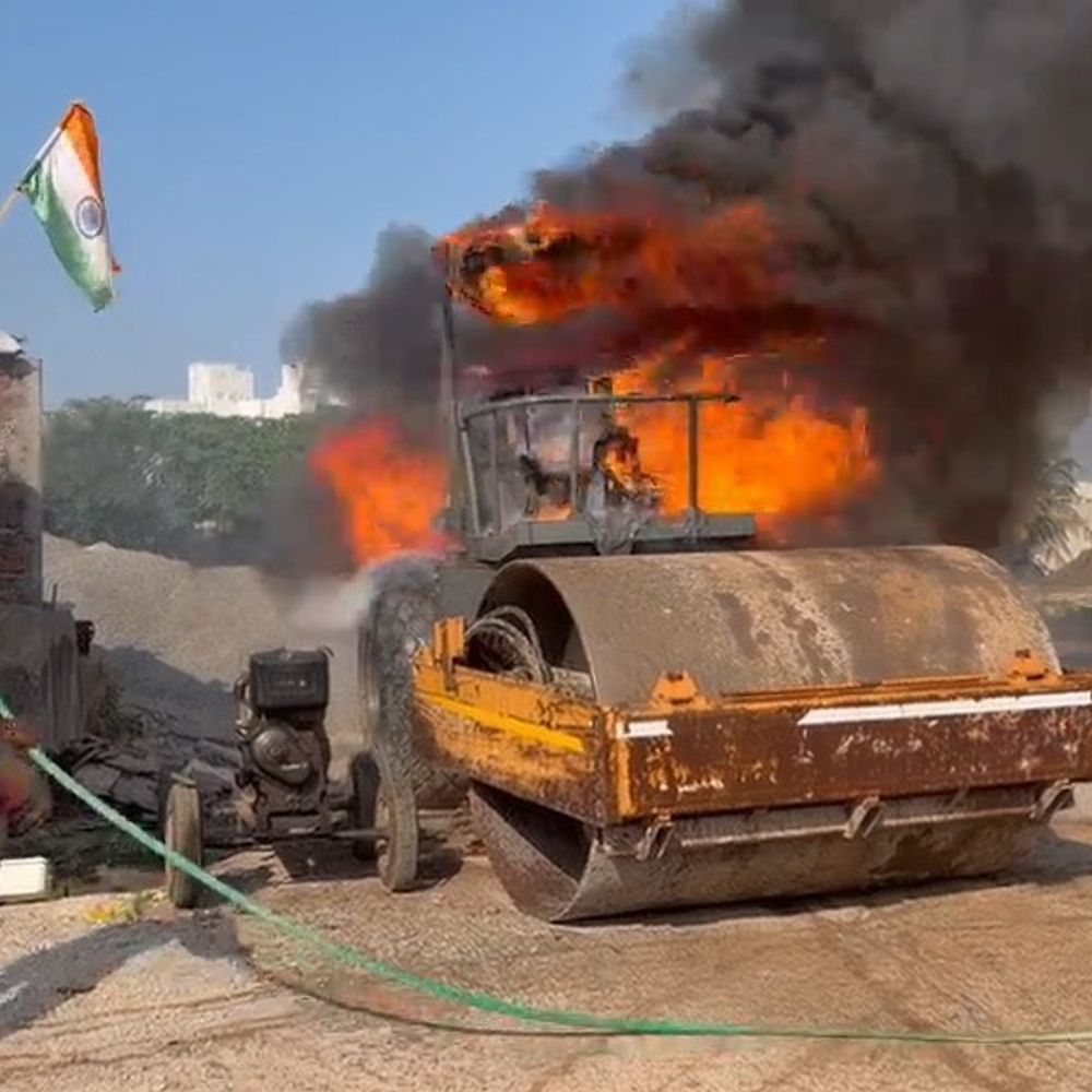 જામનગરમાં બાંધકામ સ્થળે રોલરમાં આગ લાગી:વિશાલ હોટેલ પાછળ કોમ્પ્લેક્સની ઘટના, ફાયર વિભાગે 2000 લીટર પાણીથી આગ બુઝાવી