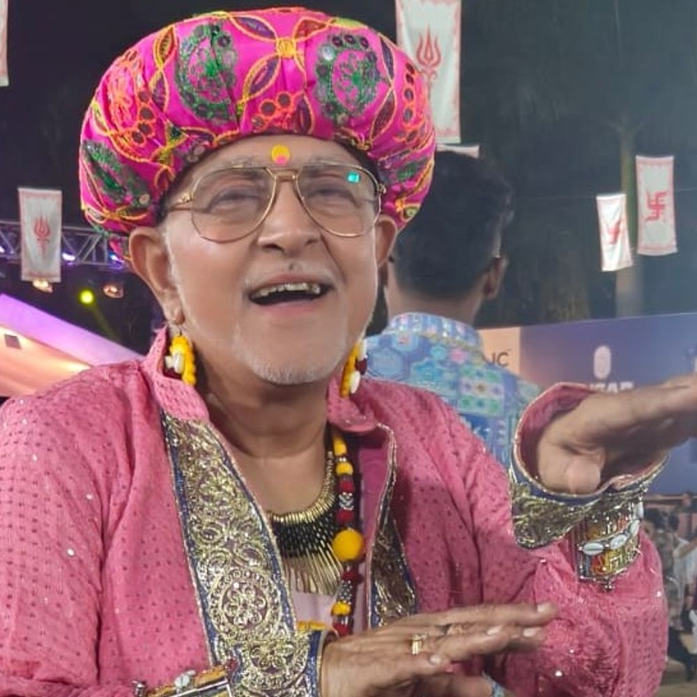 વલસાડમાં 70 વર્ષના વડીલના ગરબાએ યુવાનોને દંગ કર્યા:પિંક-પીળા ઘાઘરા-ચોળીમાં ઉત્સાહભેર ગરબા રમીને બન્યા આકર્ષણનું કેન્દ્ર