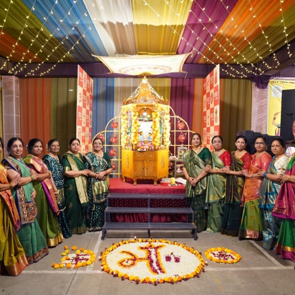 મારી સોસાયટી મારી નવરાત્રિ:નારણપુરાના એકતા ફેસ્ટિવલમાં વડીલ મહિલાઓના ગરબે ઘુમી, ઓર્કેસ્ટ્રાના સંગીત પર ખેલૈયાઓ ઝૂમ્યા