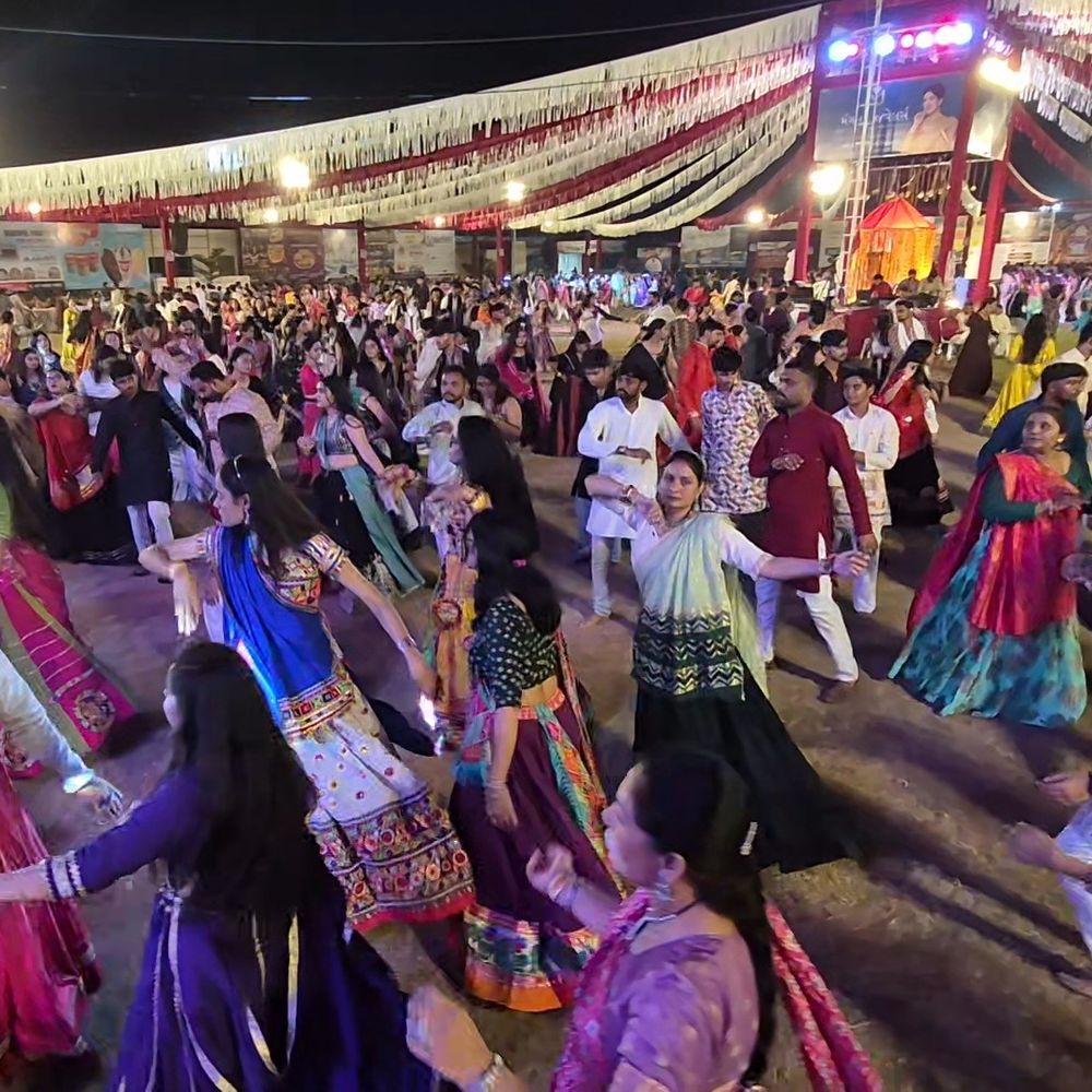 હિંમતનગરમાં મધરાત નવરાત્રીમાં ખેલૈયાઓ ઝૂમ્યા:સ્વાગત ગ્રુપ દ્વારા આયોજિત મહોત્સવમાં SP ગોહિલ અને સિદ્ધાર્થભાઈ પટેલ પણ જોડાયા