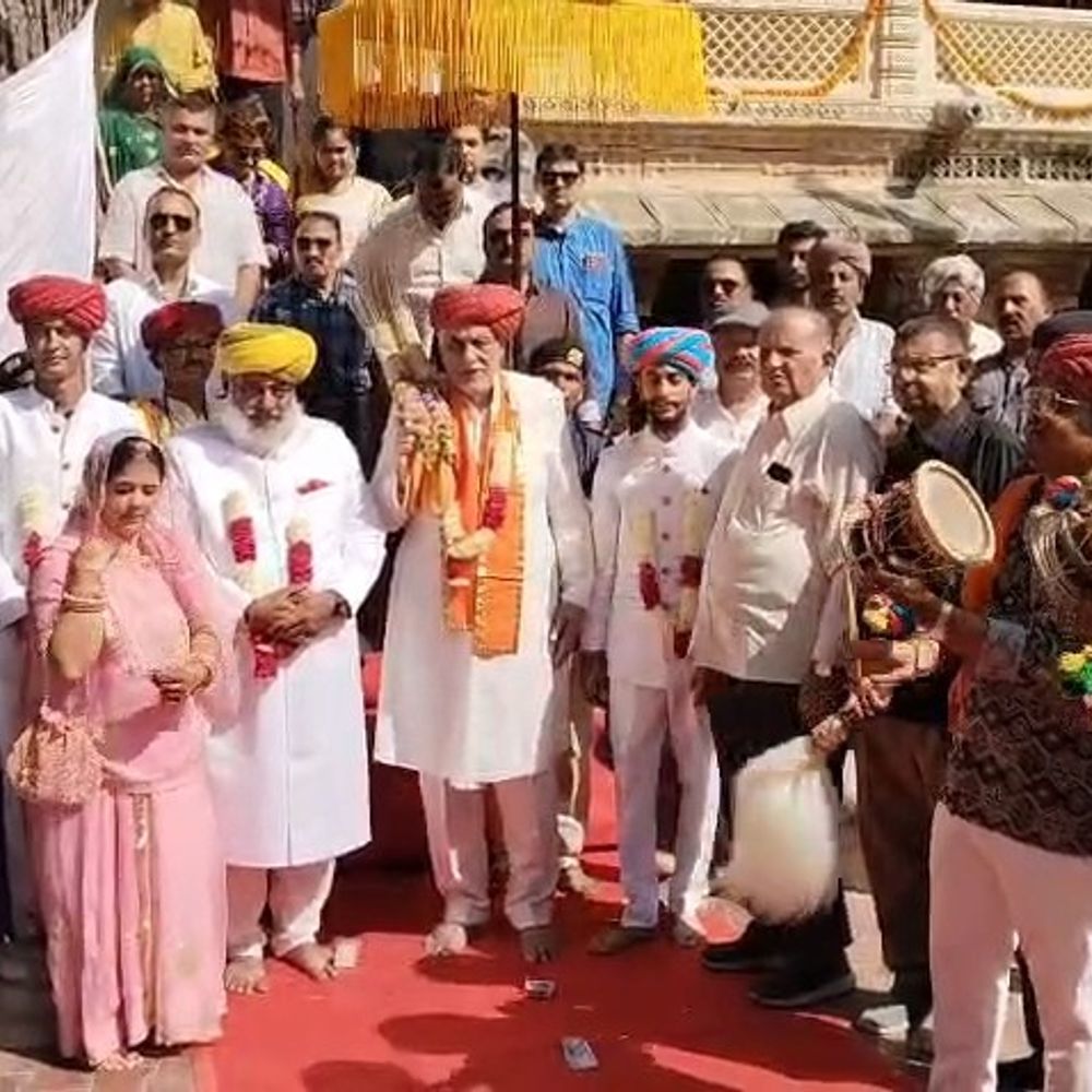 ભુજના આઈનામહેલમાં રાજપરિવારે ચામરનું પૂજન કર્યું:નવરાત્રીની આઠમે માતાના મઢ સુધી નીકળશે પવિત્ર ચામર યાત્રા, પત્રીવિધિની તૈયારીઓ શરૂ