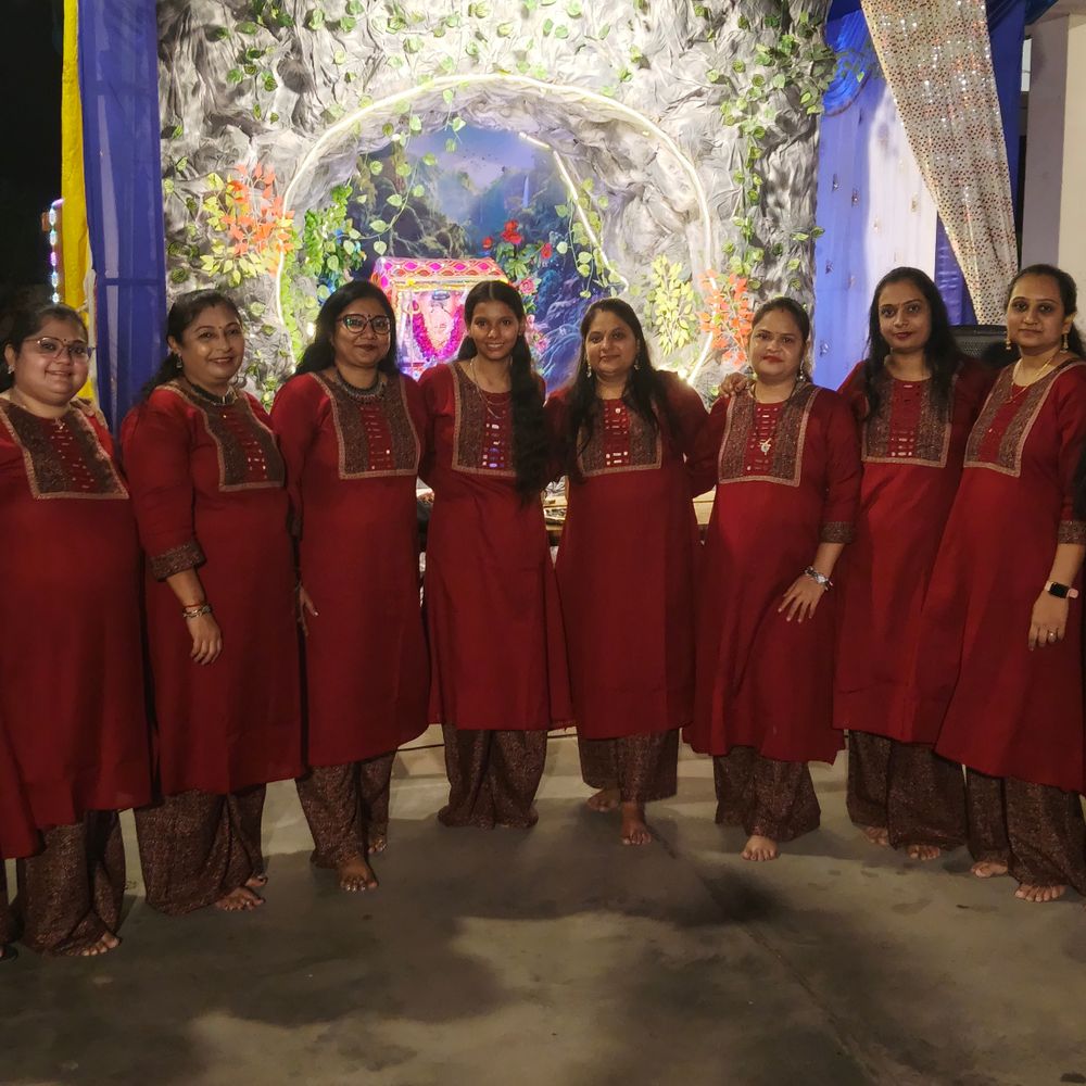 મારી સોસાયટી મારી નવરાત્રિ:મહાદેવ સ્મિત ઘોડાસરમાં નવરાત્રિના ચોથા દિવસે ખેલૈયાઓએ ગરબાનો આનંદ માણ્યો, ગ્રૂપ ડ્રેસિંગમાં સજ્જ મહિલાઓએ નવરાત્રિની શોભા વધારી