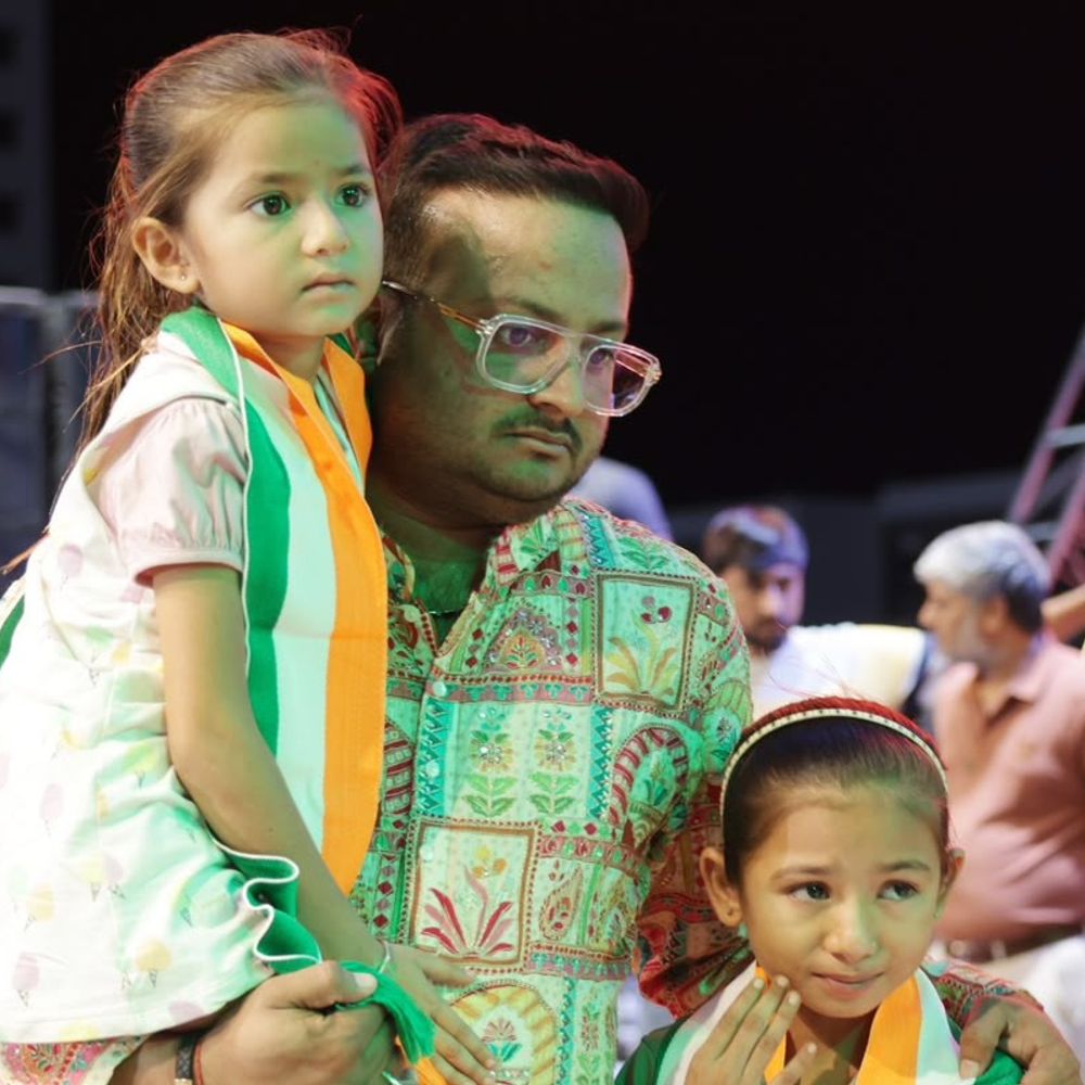શહીદ જવાનની દીકરીનો આજીવન ખર્ચ ઉપાડશે અજય લોરિયા:પાટીદાર નવરાત્રિ મહોત્સવના આયોજકે પરિવારને 1 લાખની મદદ પણ આપી