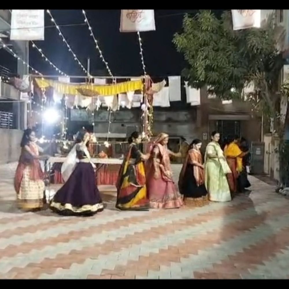 મારી સોસાયટી મારી નવરાત્રિ:રવિપાર્ક સોસાયટીમાં નવરાત્રીના ચોથા નોરતે ગરબાની રમઝટ જામી, મેઘાણીનગર વિસ્તારમાં પરંપરાગત અને આધુનિક સંગીતના સુમેળ સાથે ખેલૈયાઓ ઝૂમ્યા