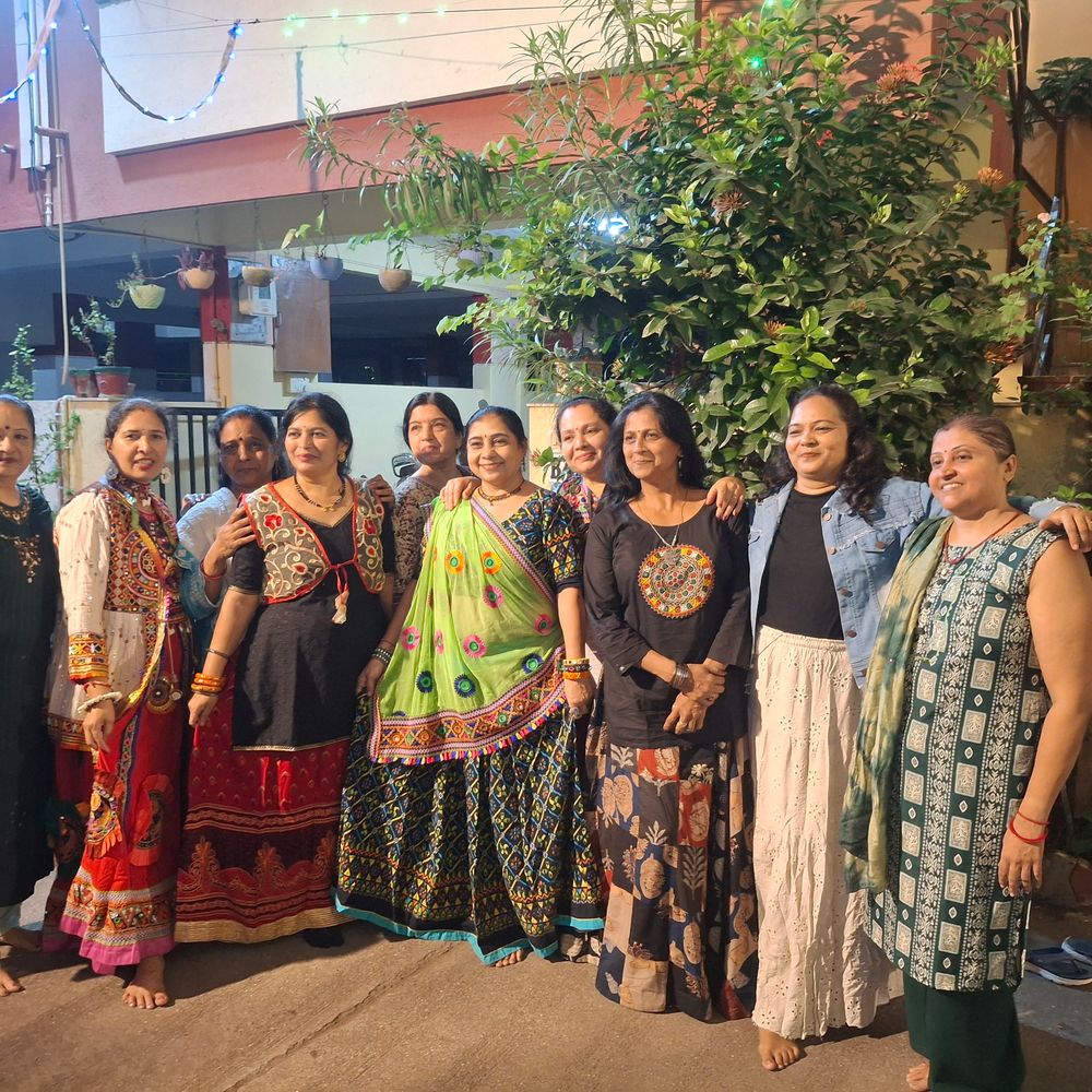 મારી સોસાયટી મારી નવરાત્રિ:વૈભવ લક્ષ્મી રો હાઉસમાં નવરાત્રિના ચોથા નોરતે ગરબાનો ઉત્સાહ, રહીશોએ ભક્તિ અને આનંદ સાથે મા આદ્યશક્તિની આરાધના કરી