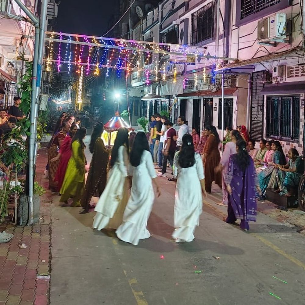 મારી સોસાયટી મારી નવરાત્રિ:સુરતની તિરુપતિ સોસાયટીમાં પાંચમા નોરતે માતાઓ-બહેનોએ ટ્રેડિશનલ ડ્રેસમાં કર્યા રાસ ગરબા