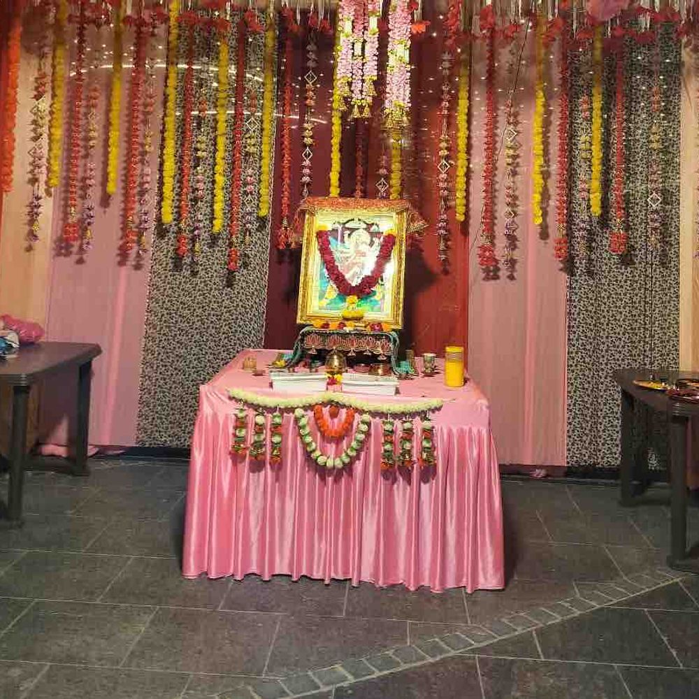 મારી સોસાયટી મારી નવરાત્રિ:એમ્પાયર સ્કાય પાર્કમાં ટ્રેડિશનલ ડ્રેસમાં સજ્જ ખેલૈયાઓની ગરબાની રમઝટ