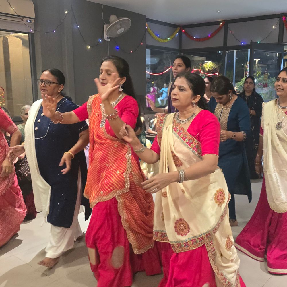 મારી સોસાયટી મારી નવરાત્રિ:સોલાના સરલ કાશામાં શિસ્તબદ્ધ ગરબામાં ભક્તિનો સંગમ, પ્રથમ વર્ષે પરંપરા, ભક્તિ અને સંસ્કારનો સુંદર સમન્વય જોવા મળ્યો, નવી પેઢીને સંસ્કાર આપવાનો પ્રયાસ.