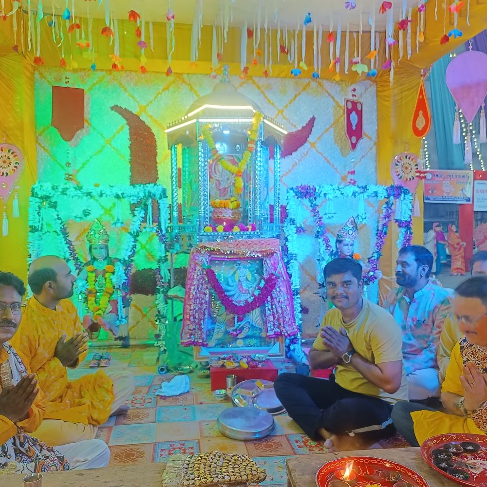 મારી સોસાયટી મારી નવરાત્રિ:ઓમ શાંતિ ગોલ્ડ પ્લસમાં નવરાત્રીની ઉજવણી, ડી બ્લોકના ચેરમેન આકાશ રાણાએ આરતી કરી, ડીજે પ્રકાશભાઈએ ખેલૈયાઓને ગરબે ઘુમાવ્યા