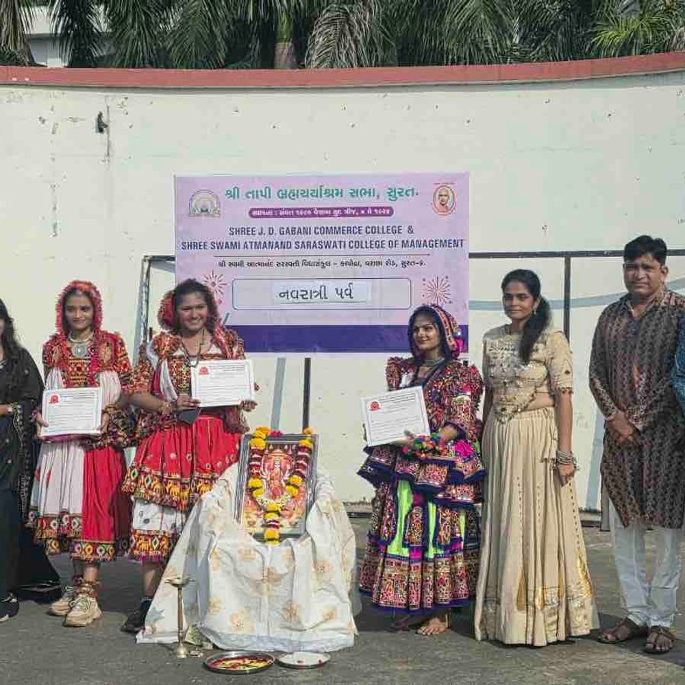 મારી સોસાયટી મારી નવરાત્રિ:જે.ડી. ગાબાણી કોલેજમાં ગરબા મહોત્સવ, વિદ્યાર્થીઓએ પરંપરાગત વેશભૂષામાં રાસ-ગરબા રજૂ કર્યા, વિજેતાઓને ઇનામ અપાયા