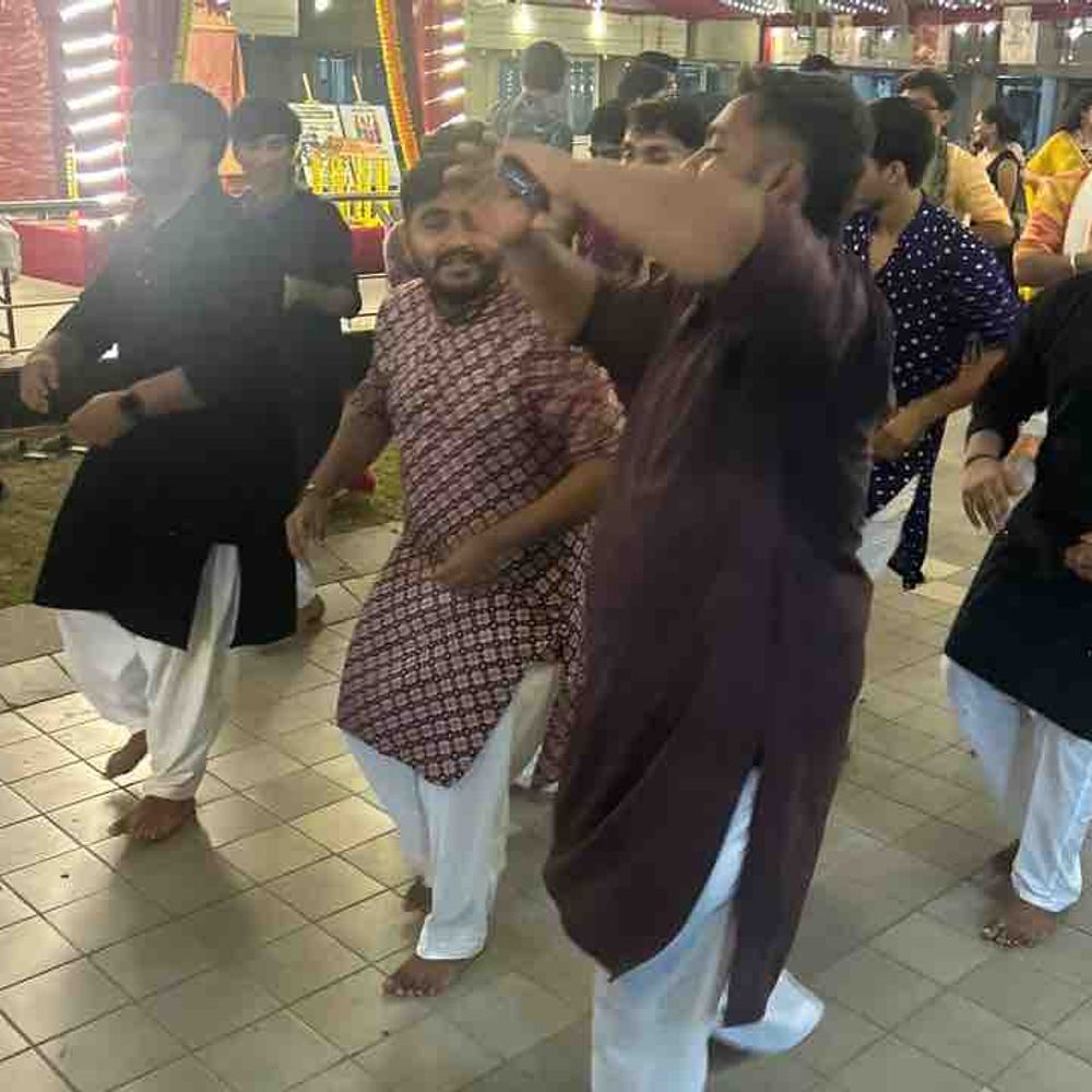 મારી સોસાયટી મારી નવરાત્રિ:ગાર્ડન રેસીડેન્સી-1માં ચોથા નોરતે બ્લેક થીમ પર ગરબાની રમઝટ, સાઉથ બોપલમાં નાના બાળકોથી વડીલો સુધીના ખેલૈયાઓ ઝૂમ્યા, માતાજીની આરાધના કરી