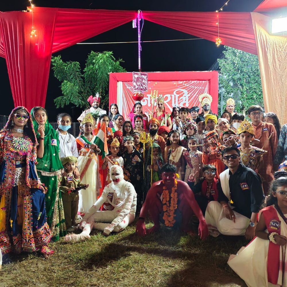 પાટણની શિવાલિકા સોસાયટીમાં ચોથા નોરતે ફેન્સી ડ્રેસ કાર્યક્રમ:પરિવારજનો અને બાળકોએ ઉત્સાહભેર ભાગ લીધો, વાતાવરણ ભક્તિમય બન્યું