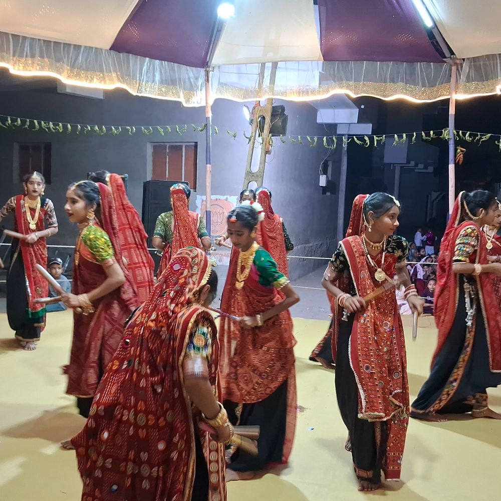 ગરબાની રમઝટે ખેલૈયાઓમાં ઉમંગ જગાવ્યો:લાઠીની ભરવાડ શેરીમાં 42 વર્ષ જૂની ટ્રેડિશનલ ડ્રેસ સાથે રાસ અને ગરબાની પરંપરા આજે પણ અકબંધ