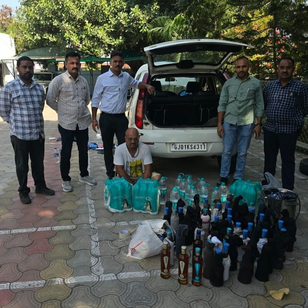 પોરબંદર: કારના ચોરખાનામાંથી દારૂની 130 બોટલ અને 60 લિટર દારૂ ઝડપાયો