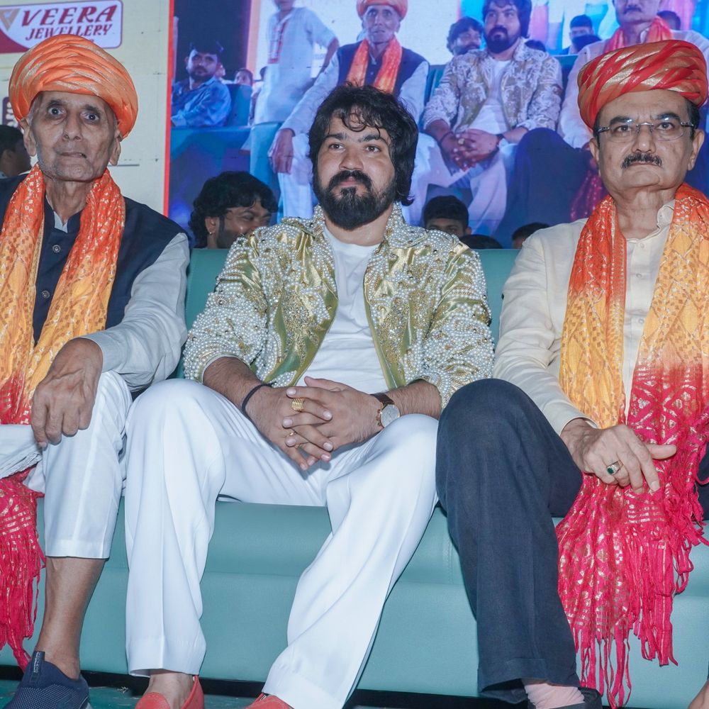 મારી સોસાયટી મારી નવરાત્રિ:વસ્ત્રાલમાં કેસરિયા તાલ ગરબા મહોત્સવમાં ખેલૈયાઓ ઝૂમી ઉઠ્યા, સહજાનંદ ગ્રુપ દ્વારા માધવ ફાર્મ ખાતે આયોજિત, વિજય સુવાળાએ જમાવી રંગત