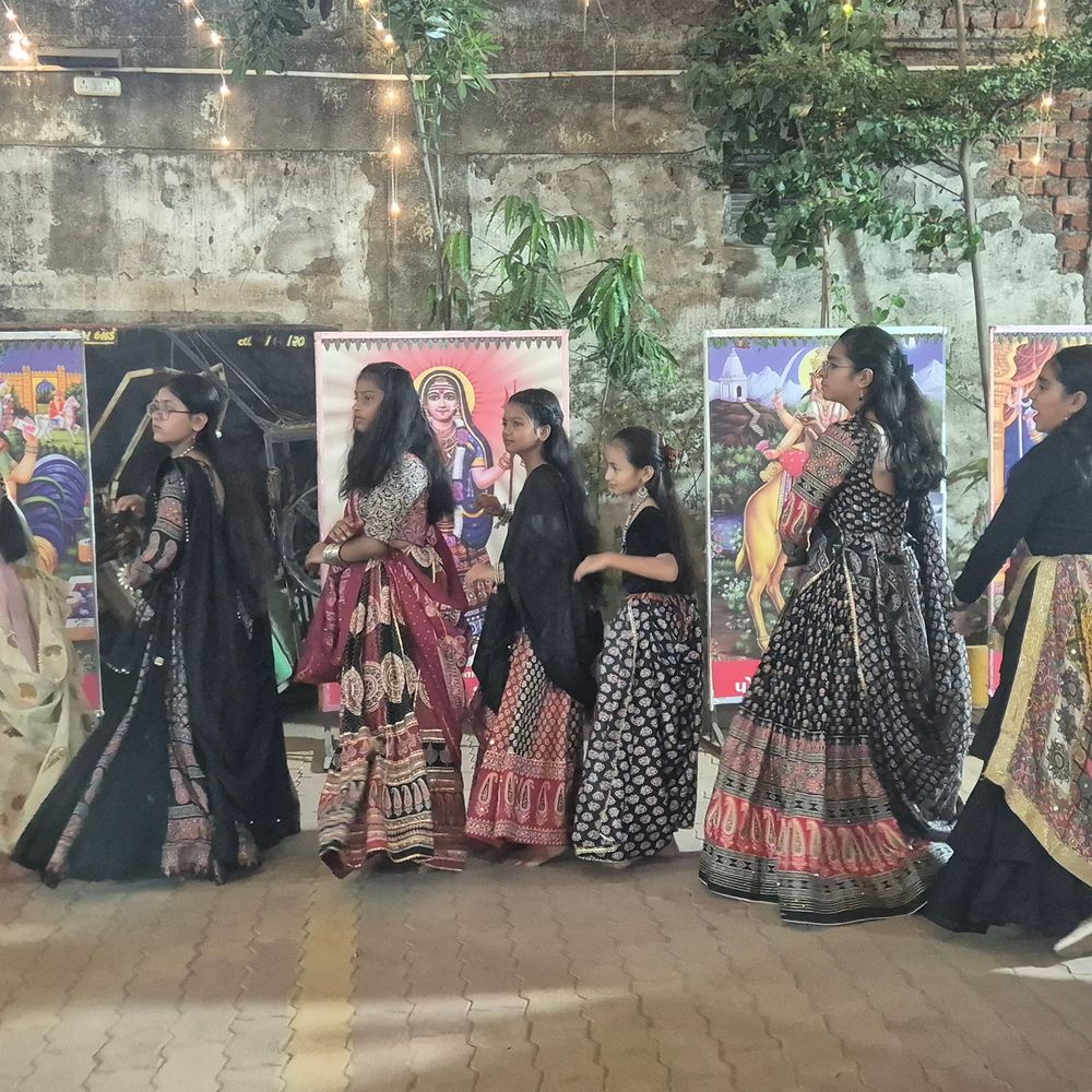 મારી સોસાયટી મારી નવરાત્રિ:પાંચમાં નોરતે યુવા, મહિલાઓએ ટ્રેડિશનલ ડ્રેસમાં કરી નવરાત્રી ઉજવણી; બાળકો અને વડીલો પણ ઉત્સાહભેર જોડાયા
