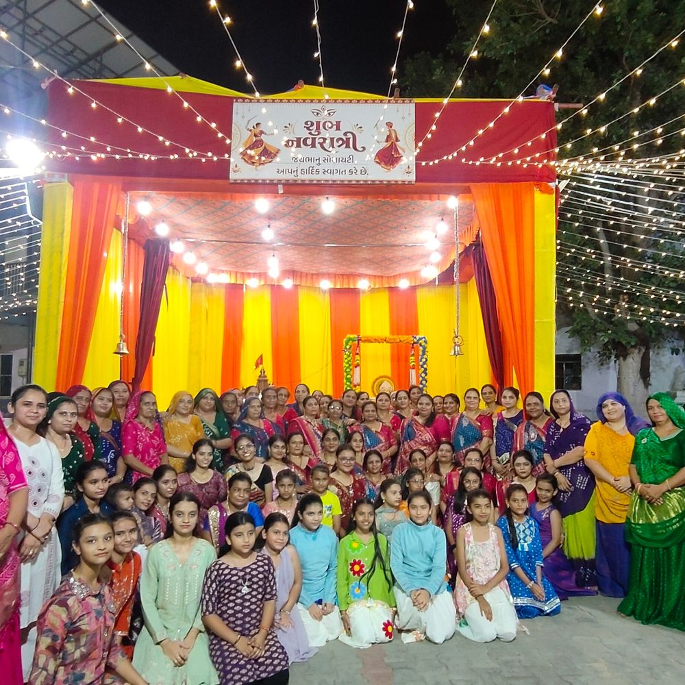 મારી સોસાયટી મારી નવરાત્રિ:ઘાટલોડિયાની જયભાનું સોસાયટીમાં ચોથા નોરતે ગરબાનું આયોજન, બધી મહિલાઓ અને છોકરીઓએ બાંધણી સાડી પહેરી, બાળકોને ગિફ્ટ પણ અપાઈ