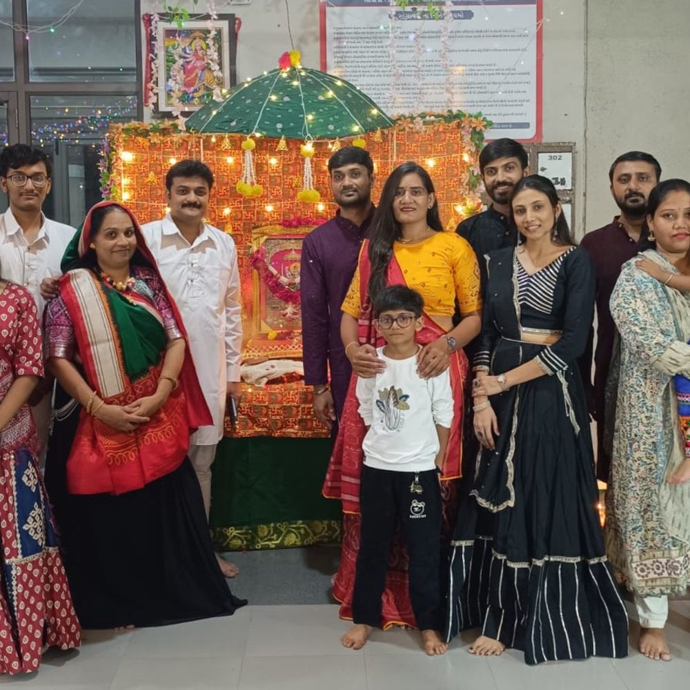 મારી સોસાયટી મારી નવરાત્રિ:ઘુમાના સત્સંગ ફ્લોરામાં નવરાત્રિની ઉજવણી, રહીશો ગરબે ઘૂમ્યા, વિશ્વ શાંતિનો સંદેશ આપ્યો