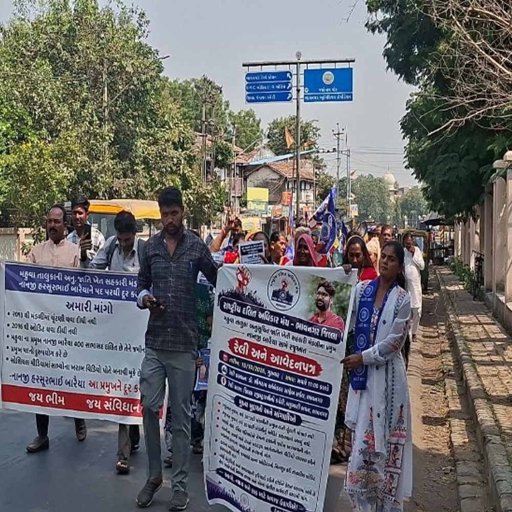 મહુવા તાલુકાની ખેત સહકારી મંડળીમાં કરોડોનું કૌભાંડ:દલિત સભ્યો સાથે અન્યાય અને ગેરરીતિ સામે લોહીના અંગૂઠા મારી કલેક્ટર અને જિલ્લા રજિસ્ટ્રારને આવેદન, ઉગ્ર આંદોલનની ચીમકી