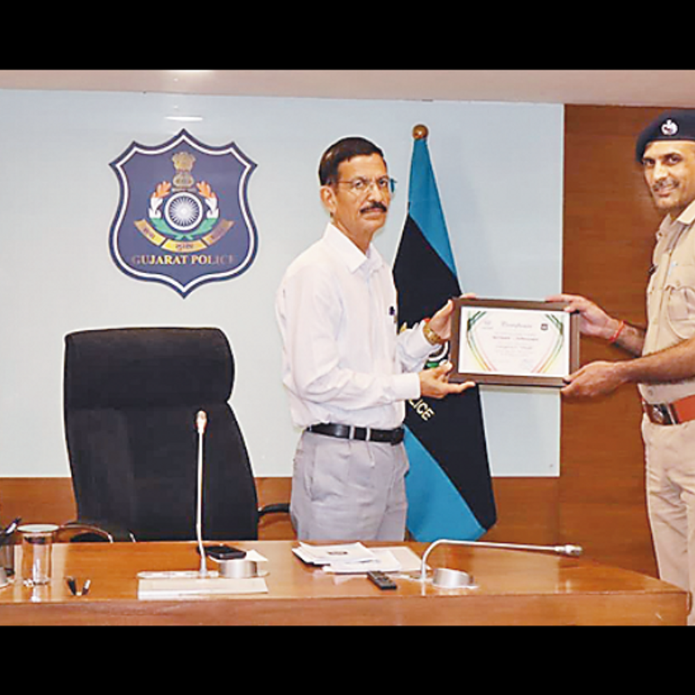 DGP દ્વારા હેડ કોન્સ્ટેબલ વિક્રમ જીલડીયાનું સન્માન, નેત્રમ શાખાએ 24.32 કરોડનો મુદ્દામાલ રિકવર કર્યો