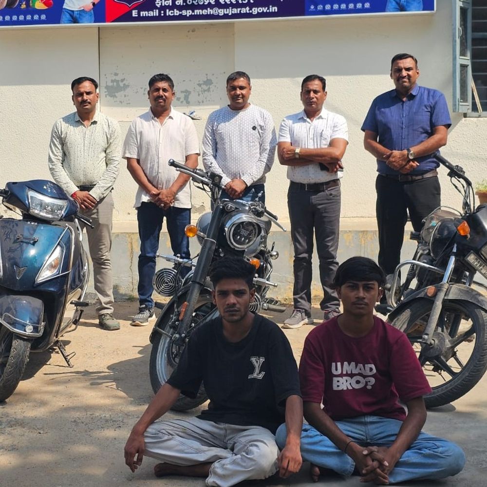 નવરાત્રીમાં ગરબા પાર્કિંગમાંથી વાહનો ચોરતી ગેંગનો પર્દાફાશ:મહેસાણા LCBએ બાવળની ઝાડીઓમાંથી 2 શખ્સોને દબોચ્યા, ₹1.75 લાખના 3 વાહનો જપ્ત