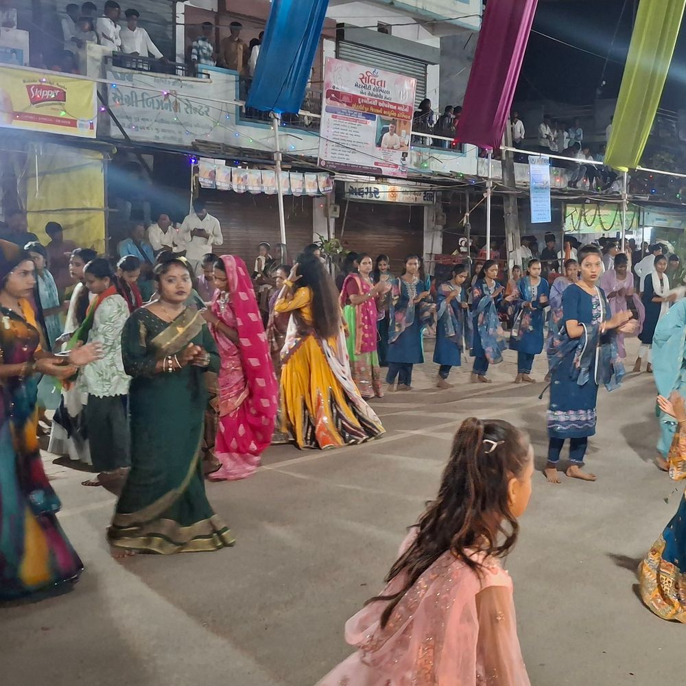 કદવાલ ગામમાં નવરાત્રી ગરબા મહોત્સવની રમઝટ જામી:યુવાનો, બહેનો અને બાળકો મન મૂકીને ગરબે ઘૂમ્યા, આસપાસના ગામોમાંથી લોકો ઉમટ્યા