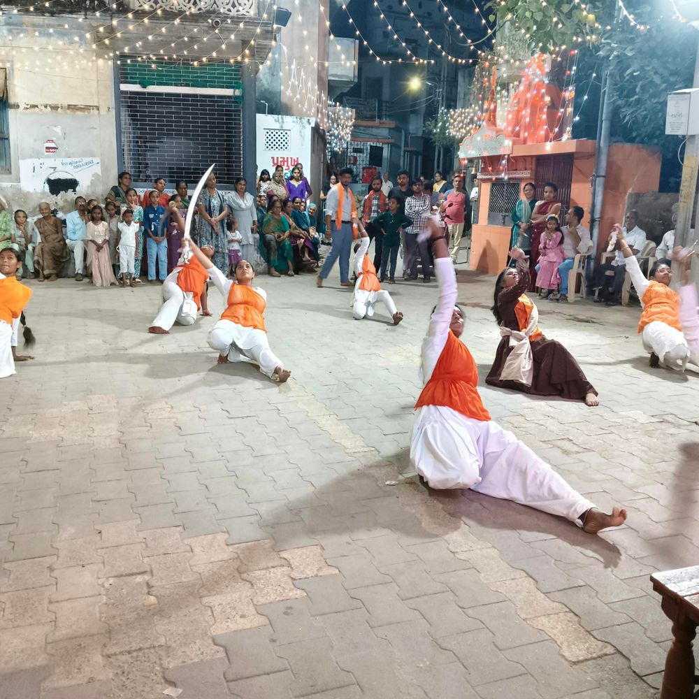 વડાલીના માણેકચોક નવરાત્રીમાં દુર્ગાવાહિનીની બહેનોએ તલવારબાજી કરી:શૌર્યપૂર્ણ ગરબા કરી નારી શક્તિનો પ્રભાવ ઉજાગર કર્યો