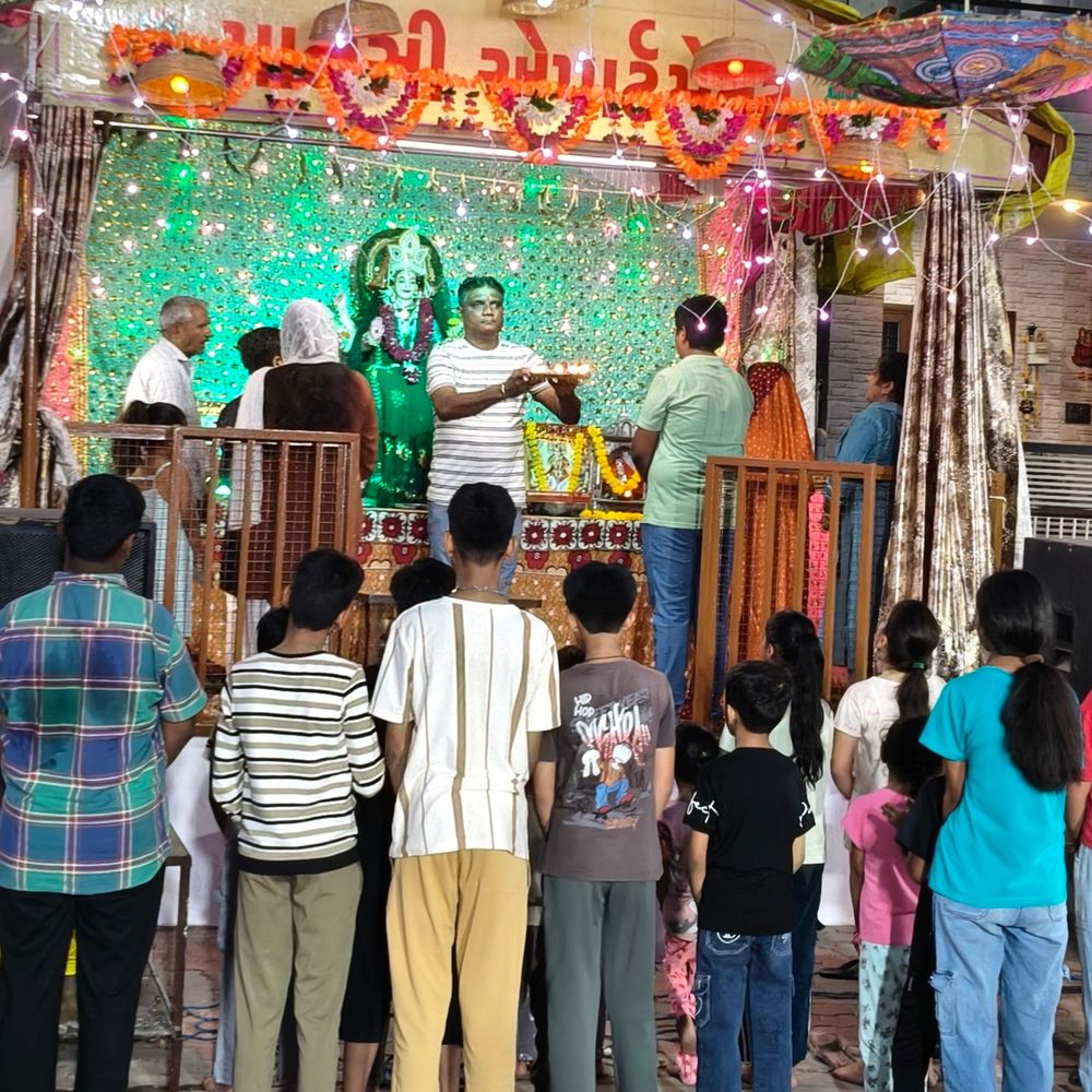 મારી સોસાયટી મારી નવરાત્રિ:માનસી એપાર્ટમેન્ટમાં નવરાત્રિના પાંચમા નોરતે ગરબાની ધમાકેદાર રમઝટ, નરોડા ખાતે પરંપરાગત પોશાકમાં સૌએ ભાગ લીધો; મુકેશ રાજપૂત નાસ્તાના સ્પોન્સર બન્યા