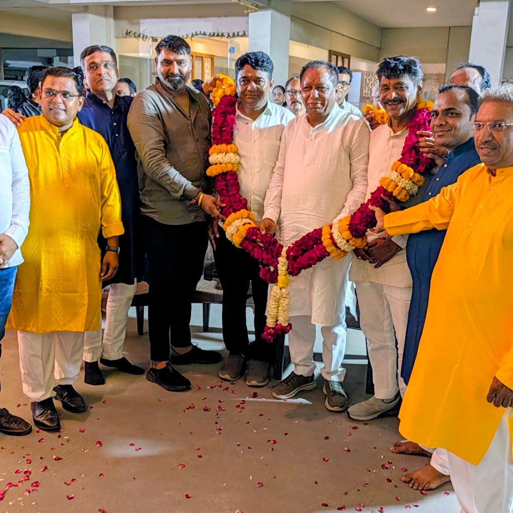 શ્યામ અવિરાહી સોસાયટીમાં પાંચમા નોરતે ખેલૈયાઓ ગરબે ઘૂમ્યા:અમદાવાદ મેયર હિતેશભાઇ બારોટની હાજરીમાં ભવ્ય રાસ-ગરબાનું આયોજન