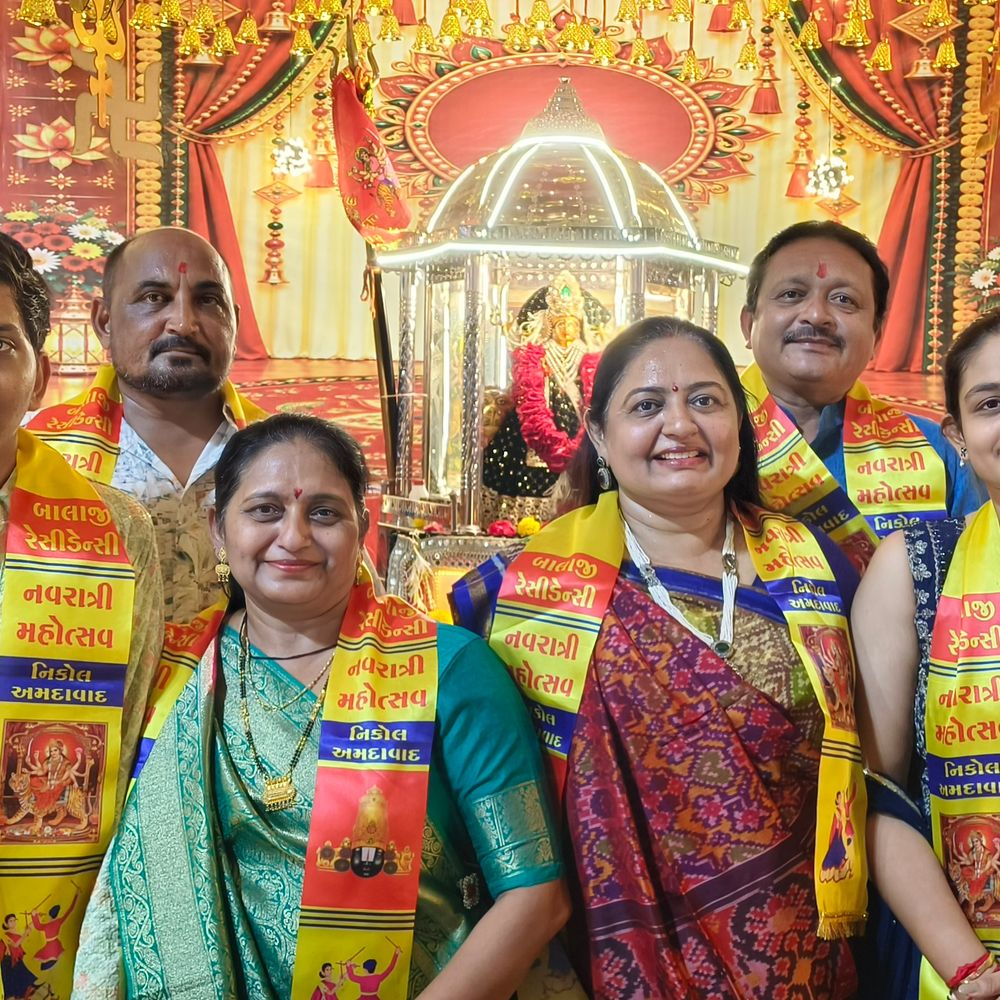 મારી સોસાયટી મારી નવરાત્રિ:બાલાજી રેસીડેન્સીમાં નવરાત્રીના પાંચમા દિવસે ગરબા અને મહાપ્રસાદ, હિમાંશુભાઈ કણસાગરા અને વિક્રમભાઈ પટેલના પરિવારે આરતી ઉતારી, પ્રસાદનું આયોજન કર્યું