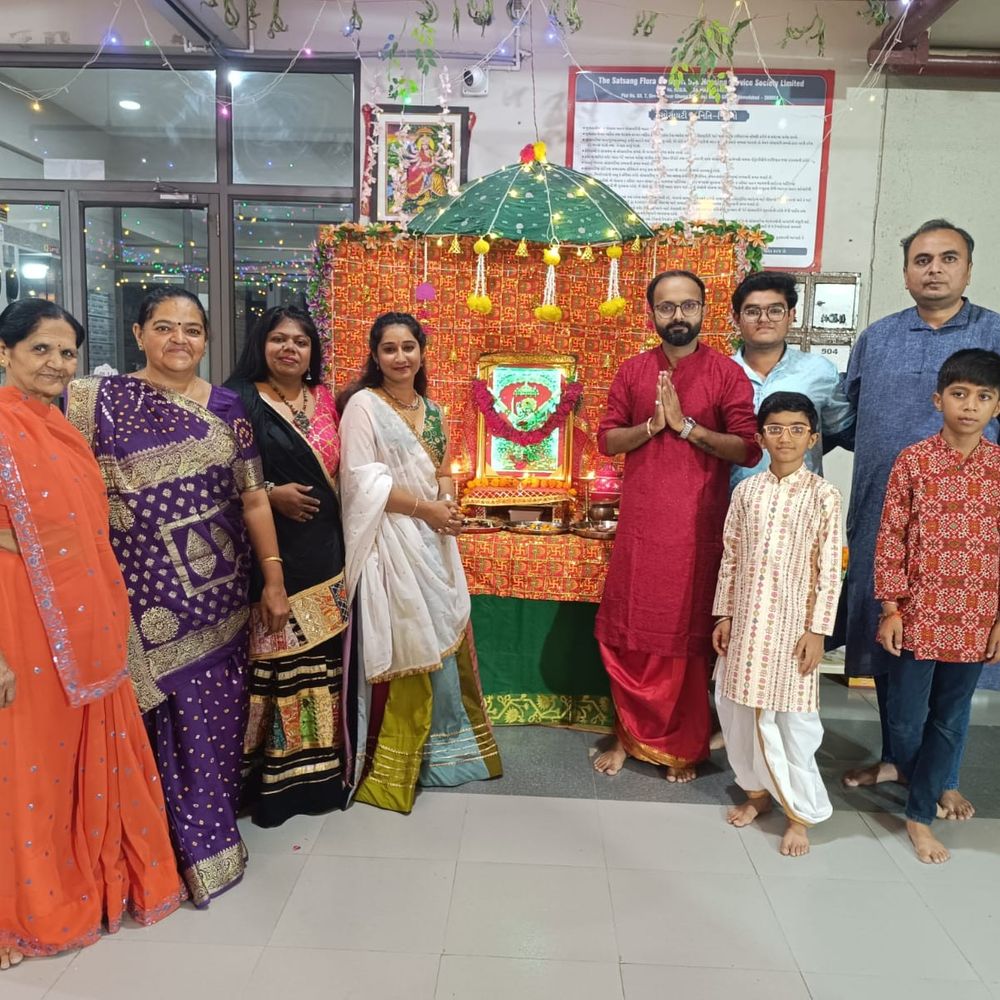 મારી સોસાયટી મારી નવરાત્રિ:ઘુમાના સત્સંગ ફ્લોરામાં છઠ્ઠા નોરતે ગરબાની રમઝટ, માનવતાનો સંદેશ આપ્યો