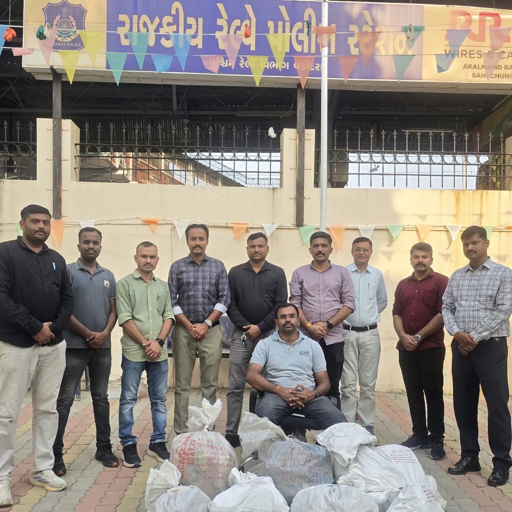 બિનવારસી બેગો મળતા તપાસ તેજ:પુરી-અમદાવાદ સુપરફાસ્ટ ટ્રેનમાંથી રૂા.30.88 લાખનો 61 કિલો ગાંજો ઝડપાયો, એસઓજી અને એન્ટી નાર્કોટિક્સ વિંગનું સંયુક્ત ઓપરેશન