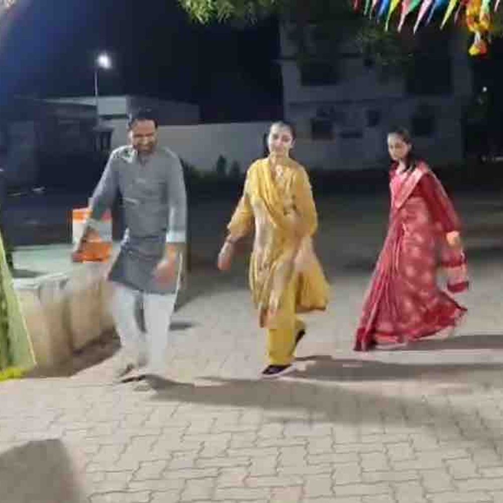 મંત્રી કૌશિક વેકરિયાએ દેવરાજીયા ગામે પરિવાર સાથે રાસગરબની રમઝટ બોલાવી:મોડી રાત સુધી ગ્રામજનો સાથે રાસગરબામાં જોડાયા, યુવાનોને આપ્યો પરંપરા જાળવવાનો સંદેશ