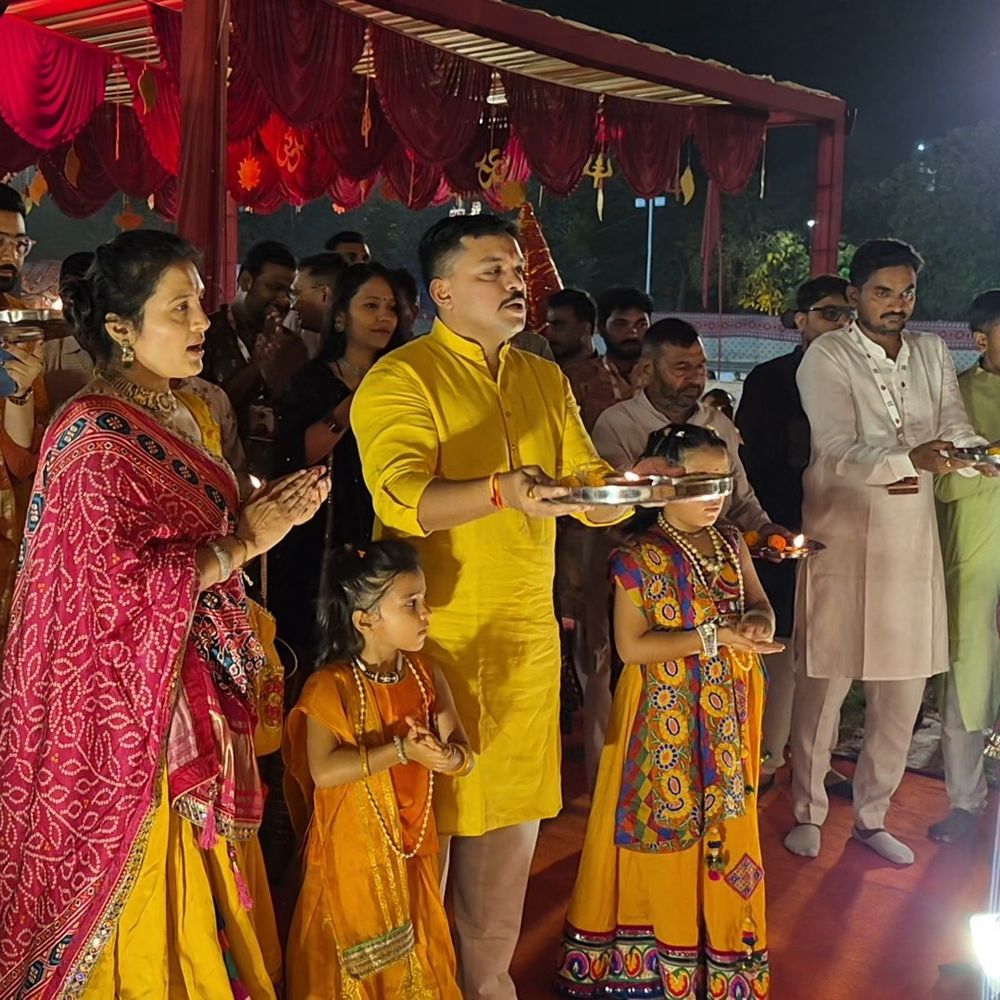હિંમતનગરમાં પોલીસ પરિવારનો રણકાર નવરાત્રી મહોત્સવ:SP પાર્થરાજસિંહ ગોહિલ પણ પરિવાર સાથે જોડાયા, ગાયિકા અભિતા પટેલના તાલે ઝૂમ્યા ખેલૈયા
