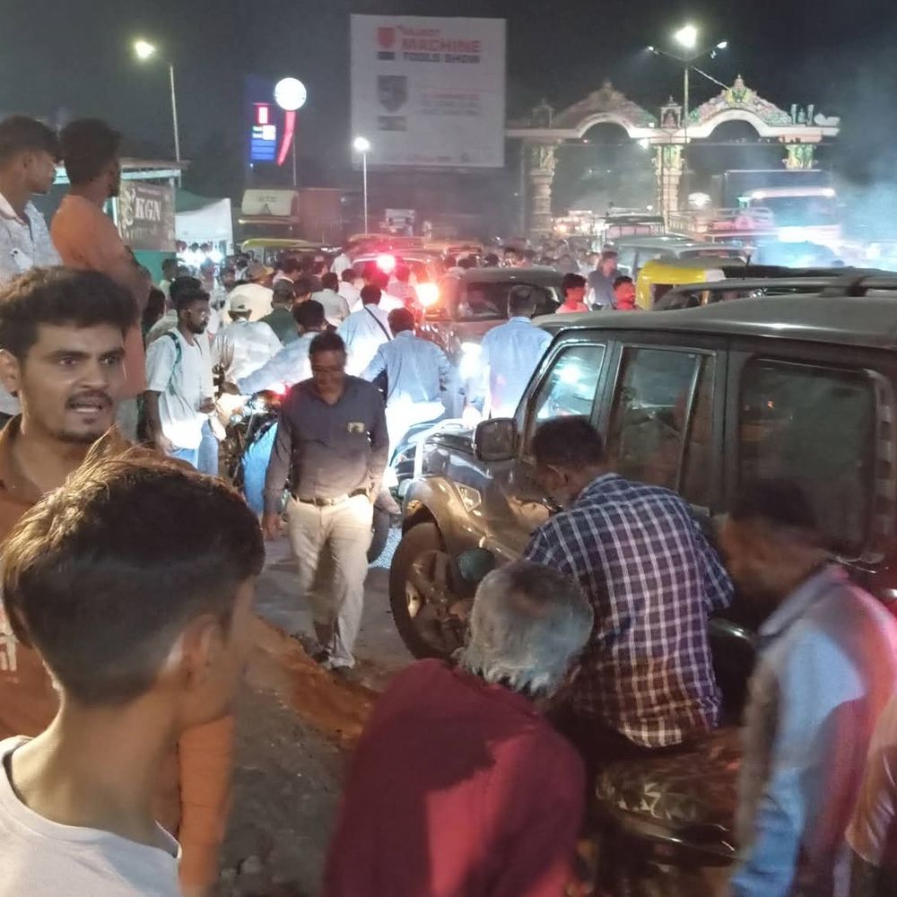 વઢવાણ સર્કલ પર એક કલાક ટ્રાફિક જામ, એમ્બ્યુલન્સ ફસાઈ:વાહનચાલકો પરેશાન, રસ્તા વચ્ચે પાર્કિંગથી વ્યવસ્થા ખોરવાઈ; પોલીસને જાણ છતાં ઉકેલ નહીં