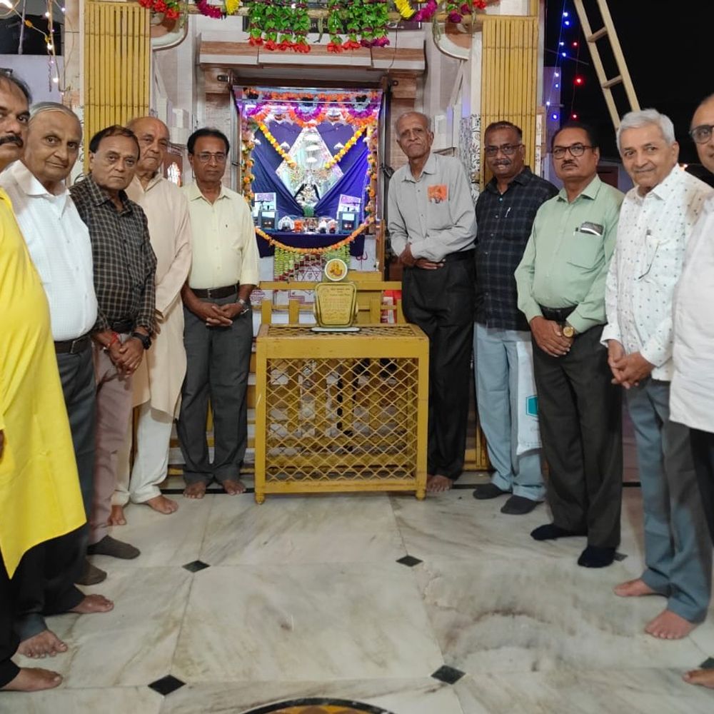 લોક જાગૃતિ મંચે વેરાવળની નાની પ્રાચીન ગરબીઓને સન્માનિત કરી:સંચાલકોને સ્મૃતિચિહ્ન આપી રોકડ અનુદાન પણ અર્પણ કર્યું