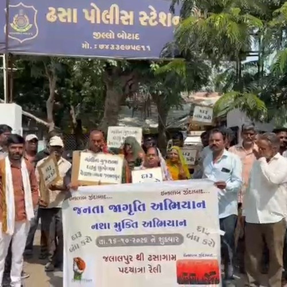 ગઢડાના જલાલપુરમાં દારૂ વેચાણ બંધ કરાવવા ગ્રામજનો ઢસા પોલીસ પહોંચ્યા:9 કિમી પદયાત્રા કરી રજૂઆત, મહિલાઓ સહિત 30 લોકો જોડાયા; આંદોલનની ચીમકી