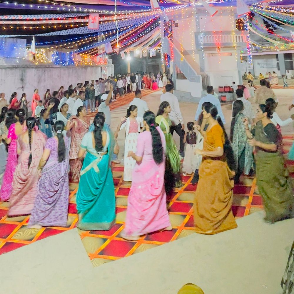 ઈડરના ગોરલ ગામે નોરતાની રમઝટ જામી:અર્બુદા યુવક મંડળ દ્વારા ગરબાનું આયોજન, ગ્રામજનોએ ઉત્સાહભેર ભાગ લીધો