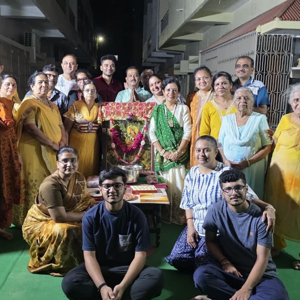મારી સોસાયટી મારી નવરાત્રિ:એસબીઆઈ સ્ટાફની જલધારા સોસાયટીમાં 50 વર્ષથી પરંપરાગત નવરાત્રિ ઉજવણી, સભ્યો જાતે ગરબા ગાઈ માતાજીની આરાધના કરે છે