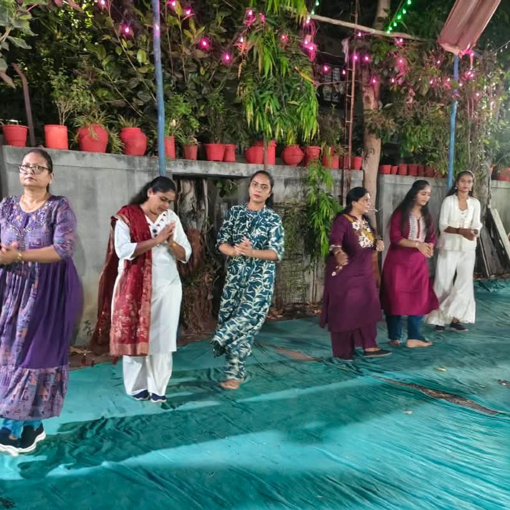 મારી સોસાયટી મારી નવરાત્રિ:વિજયદીપ સોસાયટીમાં નવરાત્રીના પાંચમા નોરતે ગરબા, અમરોલીમાં ભક્તિ અને ઉત્સાહભર્યા વાતાવરણમાં રાસની રમઝટ જામી