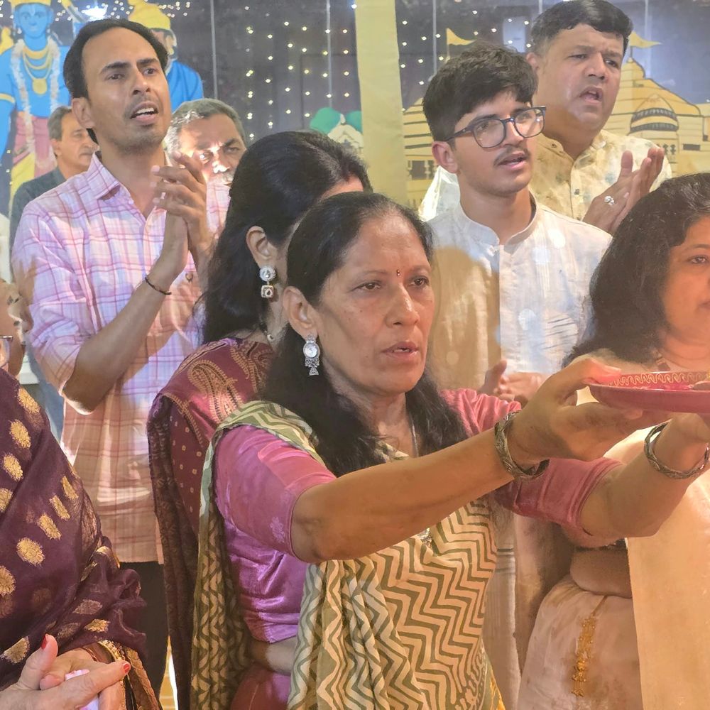 મારી સોસાયટી મારી નવરાત્રિ:નારણપુરાની પ્રતિષ્ઠા-72 સોસાયટીમાં નવરાત્રી મહોત્સવનો પાંચમો દિવસ ઉત્સાહભેર ઉજવાયો, ભક્તિ અને ગરબાના રંગે રંગાયું વાતાવરણ, લોકોએ મન મૂકીને ગરબા કર્યા